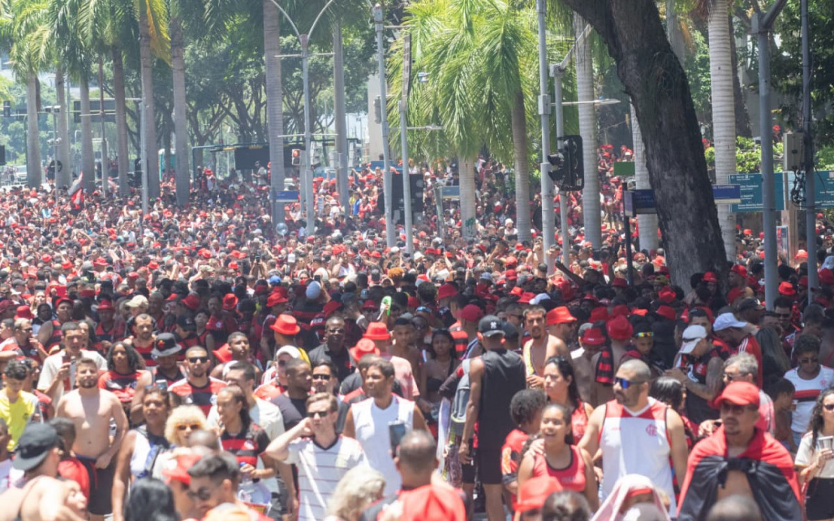 Multidão de torcedores do Flamengo celebra o tetra da Libertadores