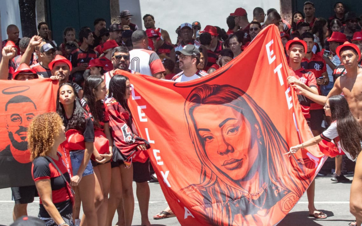 Multidão de torcedores do Flamengo celebra o tetra da Libertadores
