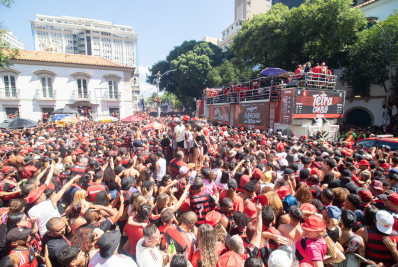 Forte calor leva mais de 300 flamenguistas a posto médico durante festa no Rio