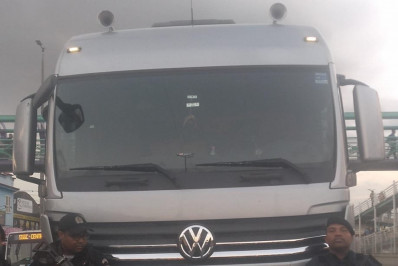 Caminhão com carga avaliada em R$ 500 mil é recuperado na Avenida Brasil