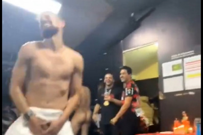 Saúl aparece nu no vestiário do Flamengo durante transmissão ao vivo; veja o vídeo