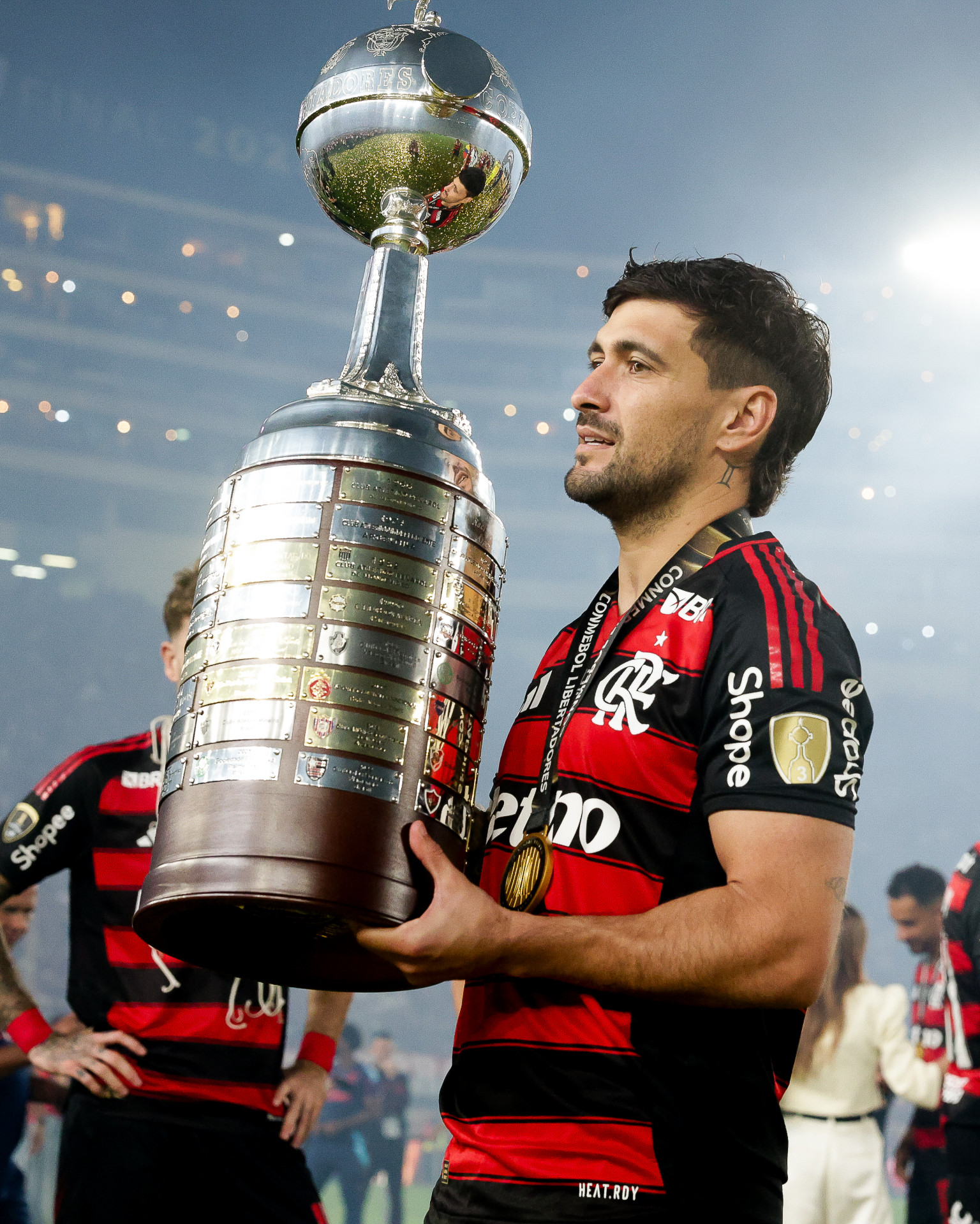 Arrascaeta levanta a taça da Libertadores