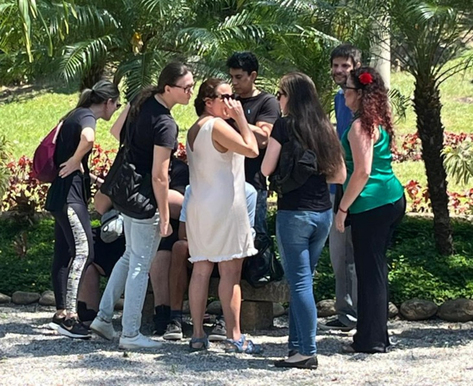 Grupo de amigos de infância de Allane esteve no enterro - Gisele Alves / Agência O Dia