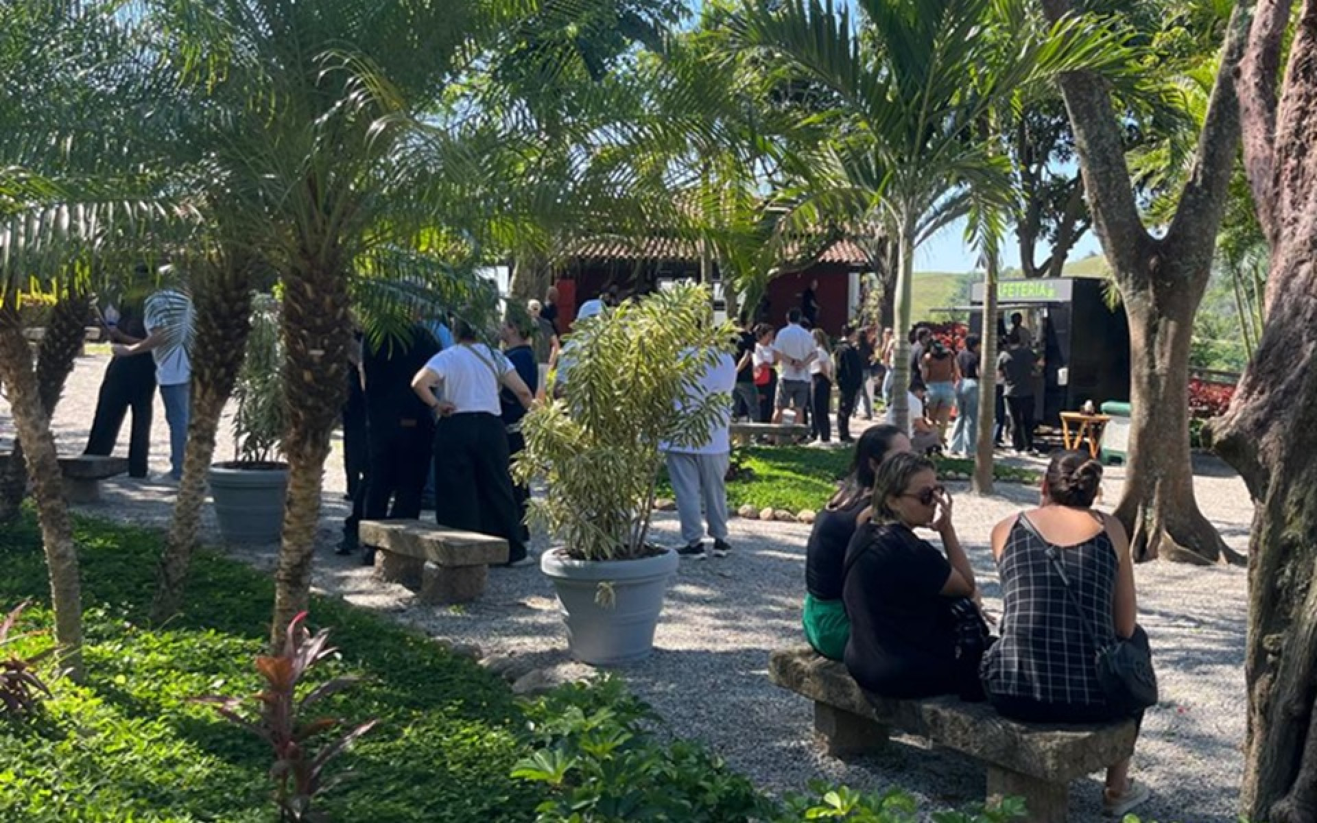 Parentes, amigos, colegas e alunos do Cefet compareceram ao enterro de Allane - Gisele Alves / Agência O Dia