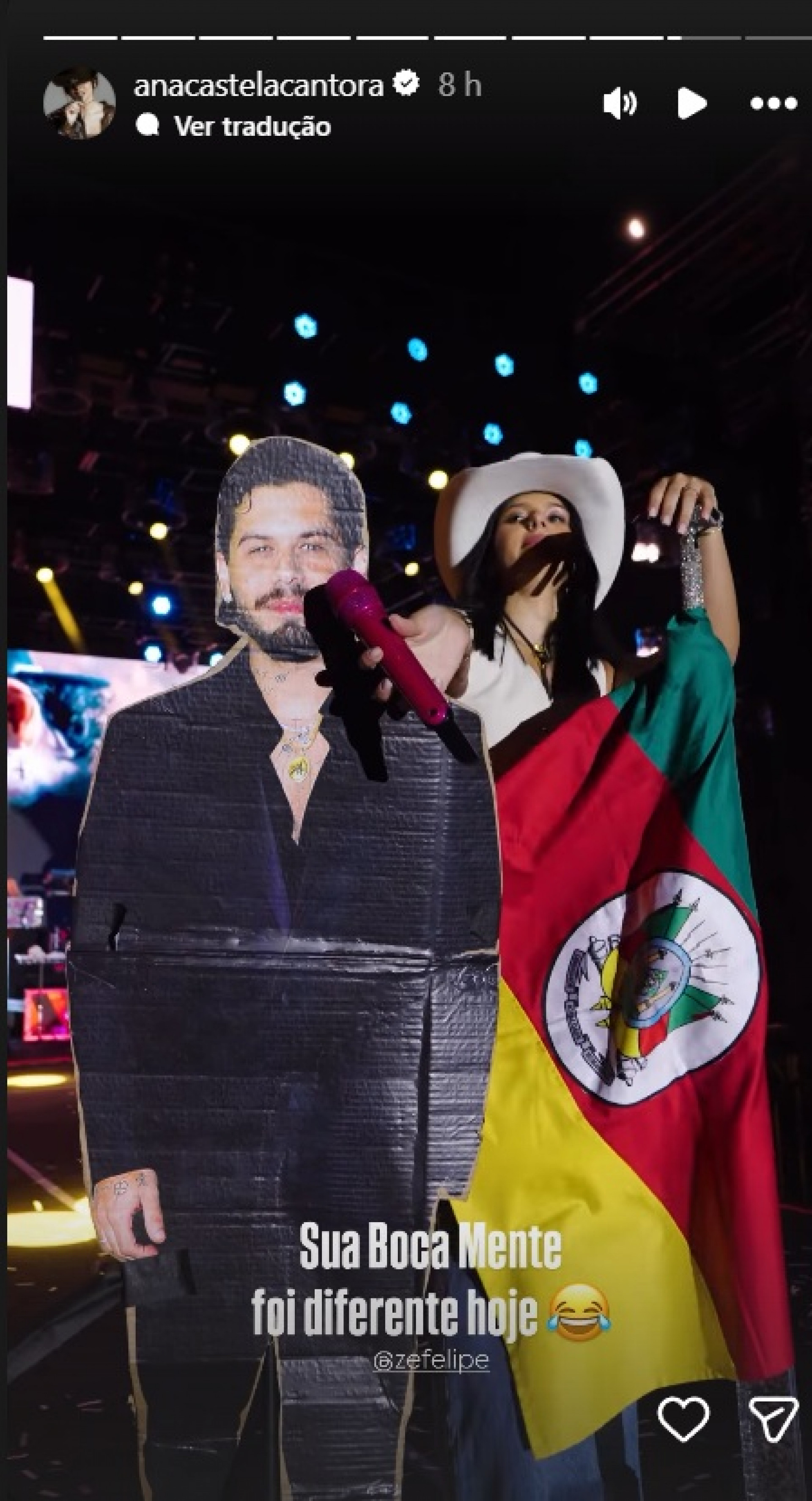 Ana Castela resolve ausência de namorado usando um totem dele no palco - Reprodução / Instagram