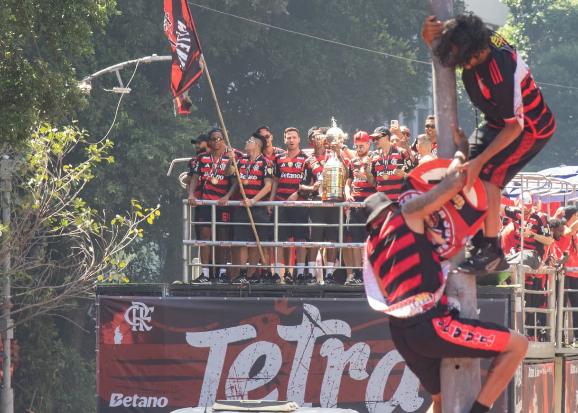 Jogadores do Flamengo comemoram com a taça da Libertadores, no Centro do Rio