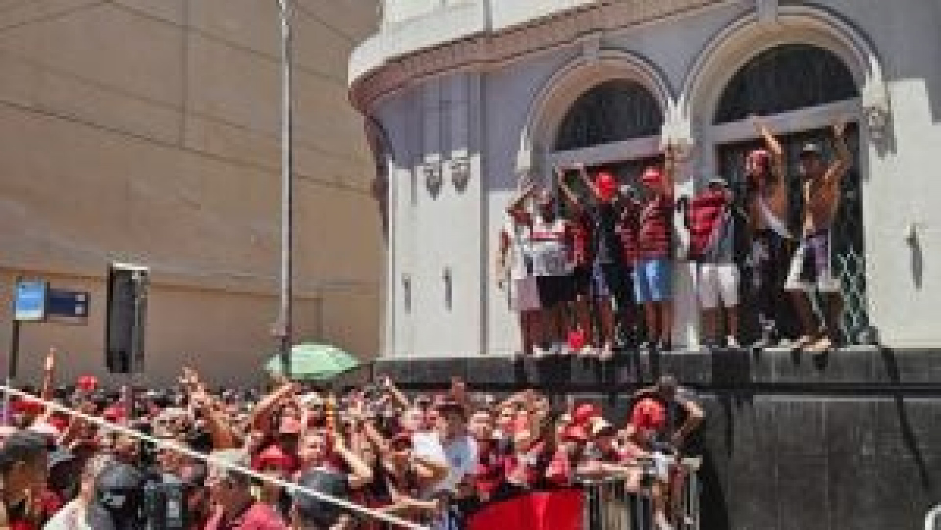 Torcida do Flamengo invade o Centro do Rio para festejar o tetra da Libertadores