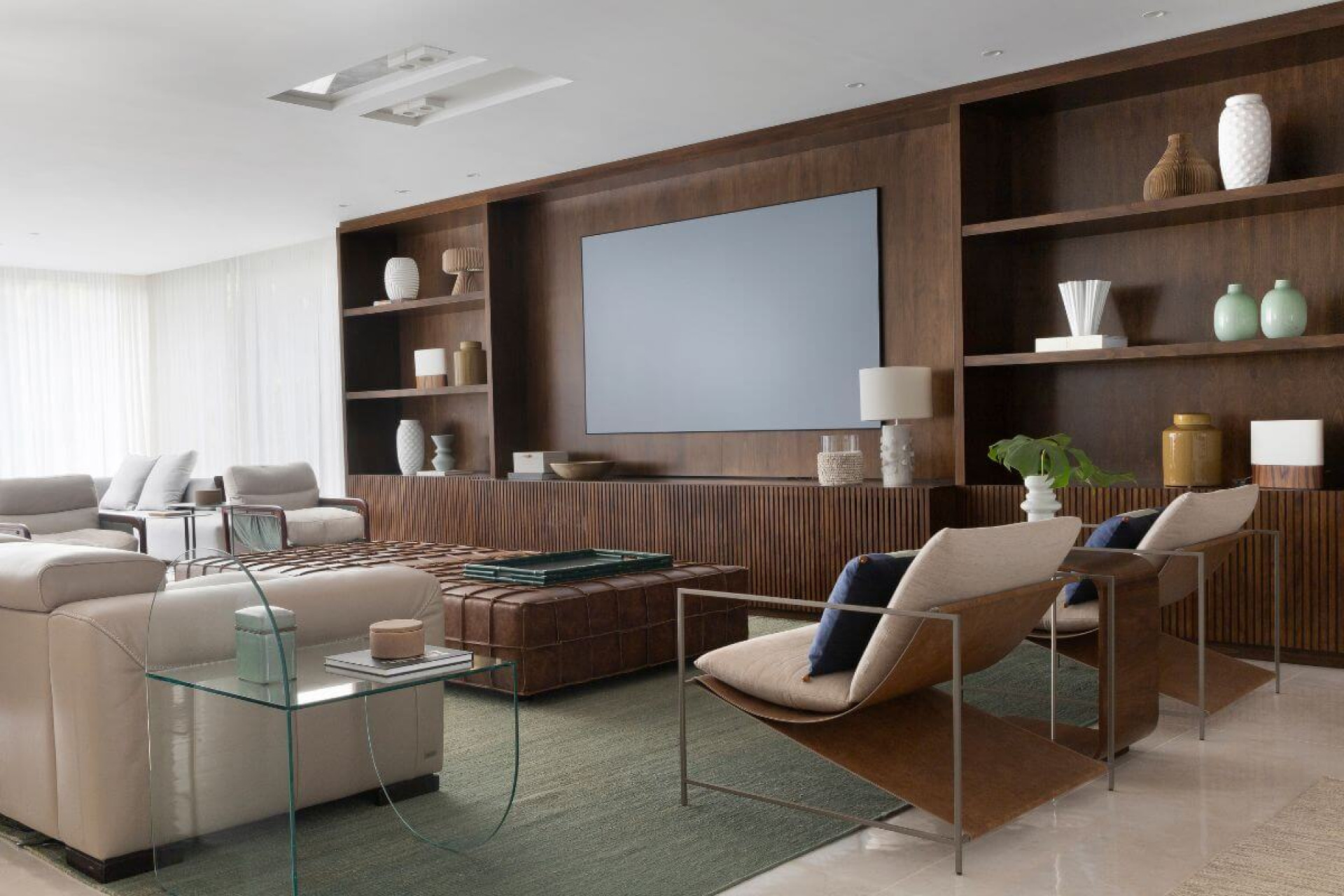 A madeira escura confere sofisticação e elegância à decoração (Imagem: Carolina Mossin | Projeto: Frezza &amp; Figueiredo Arquitetura e Interiores) 