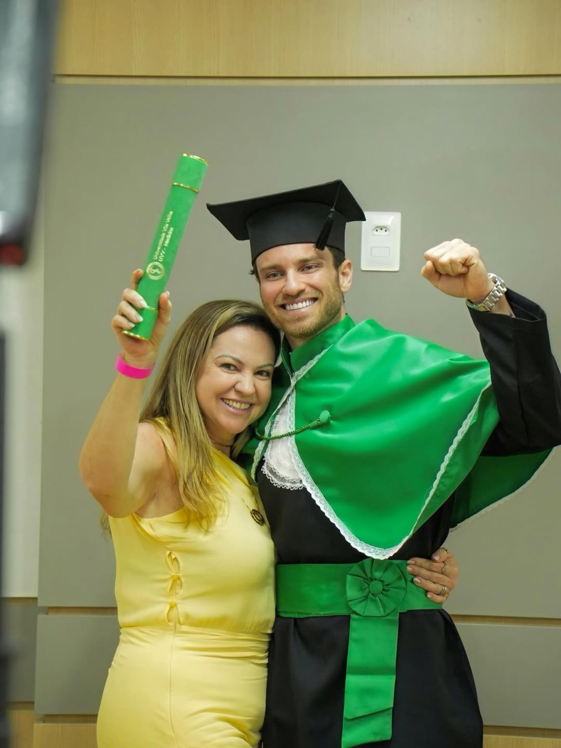 Mãe de Lucas Bissoli prestigiou a cerimônia de formatura do filho  - Reprodução/Instagram 