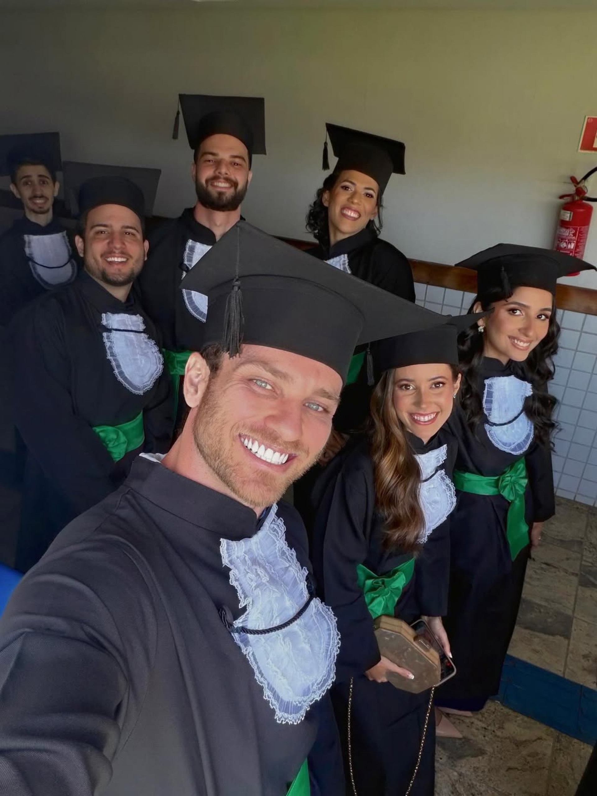 Lucas Bissoli participou de formatura ao lado de colegas da faculdade  - Reprodução/Instagram 