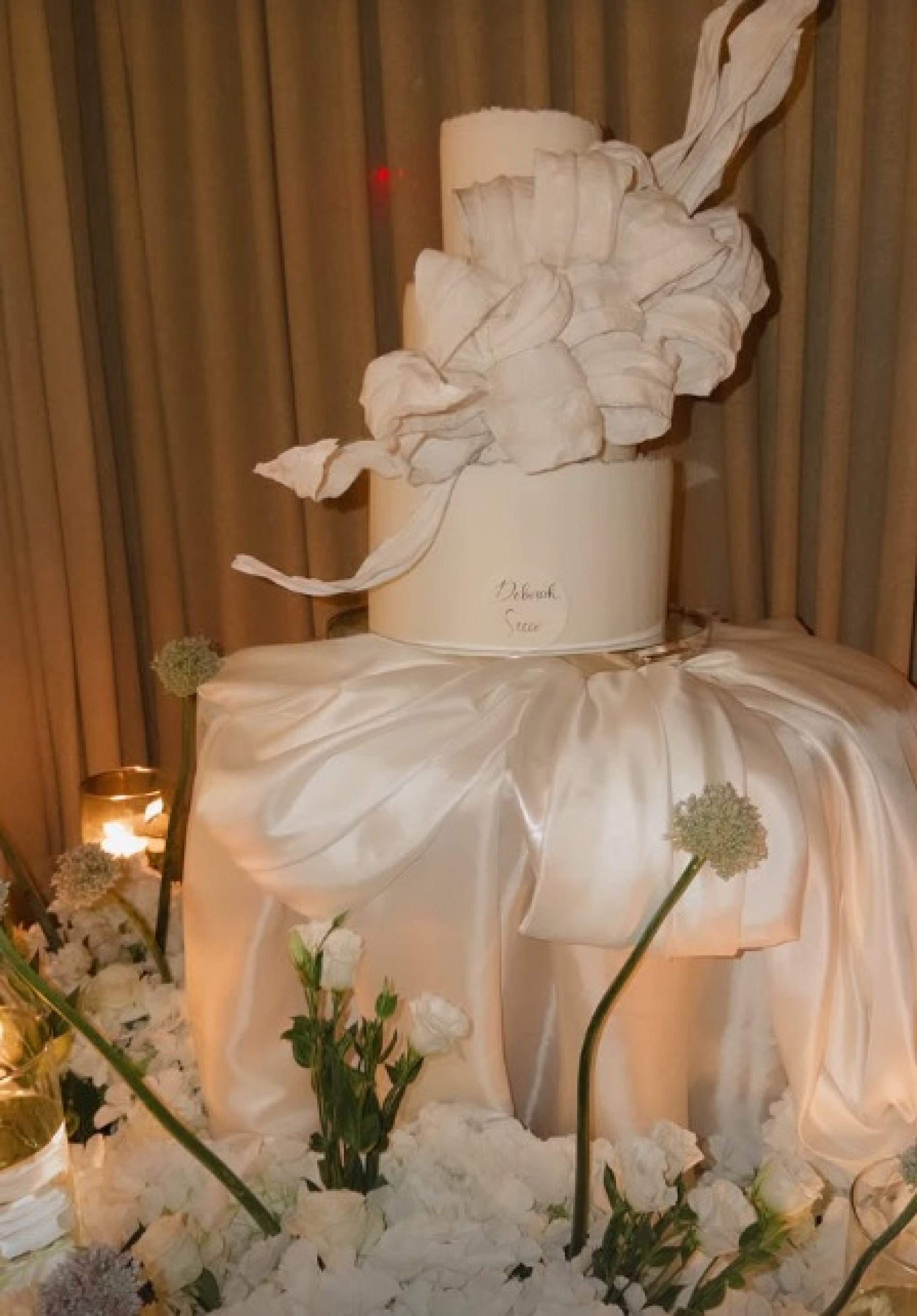 O bolo de aniversário de Deborah Secco - Reprodução / Instagram