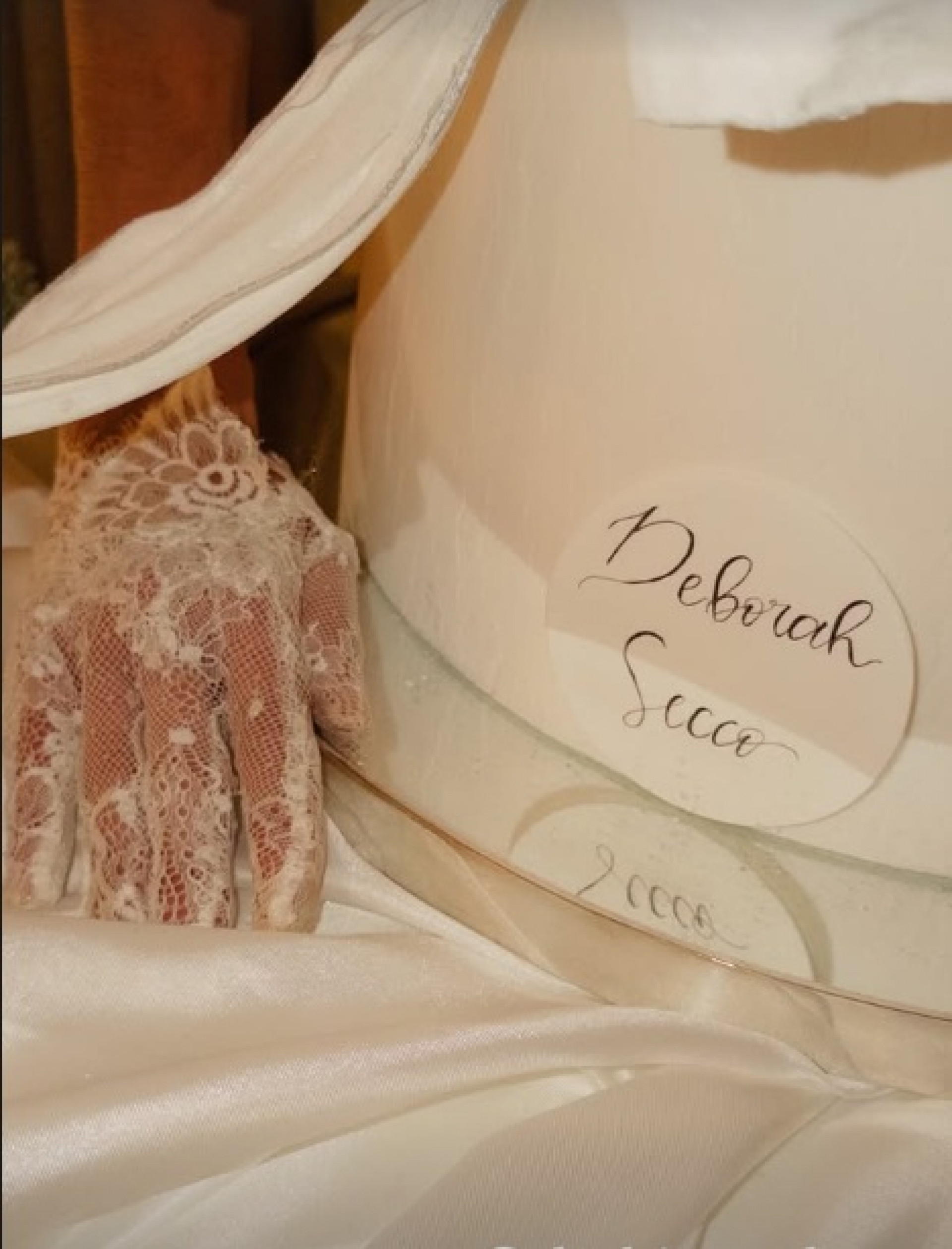 Detalhe do bolo de aniversário de Deborah Secco - Reprodução / Instagram