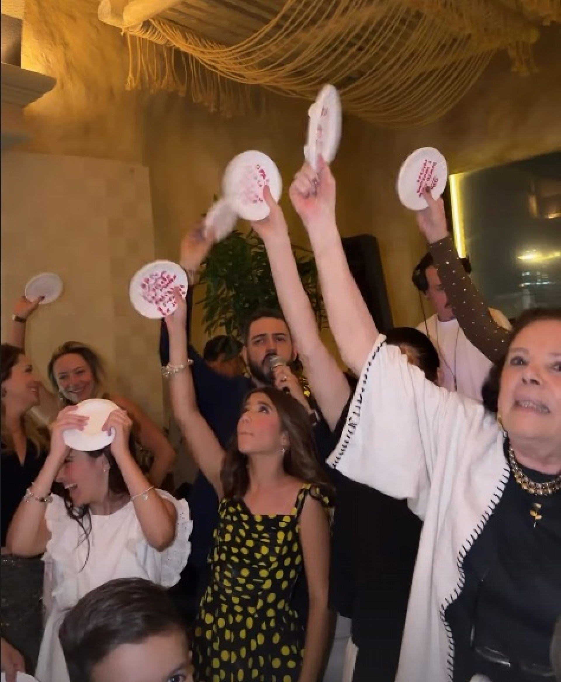 Convidados quebraram pratos participando de tradição grega - Reprodução / Instagram