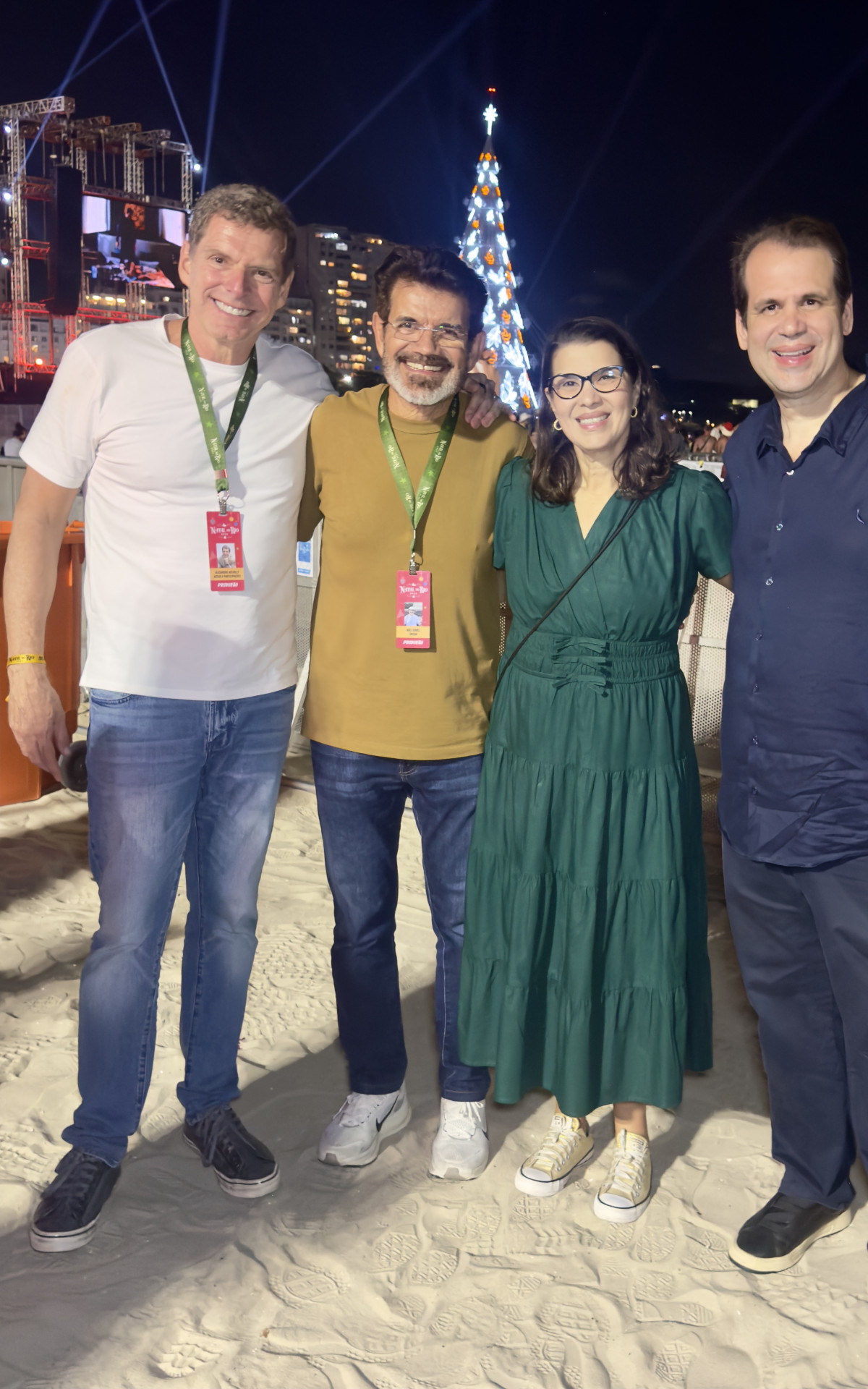 &Aacute;rvore de Natal flutuante de 80 metros e mais de 2 milh&otilde;es de luzes transforma a Enseada de Botafogo em novo cen&aacute;rio do Natal do Rio, em noite de estreia que reuniu o talento de Alexandre Accioly e Abel Gomes, a presen&ccedil;a da secret&aacute;ria de Cultura Danielle Barros e do deputado federal &Aacute;ureo Ribeiro, com cobertura do colunista Andrei Lara
 - Foto: Andrei Lara