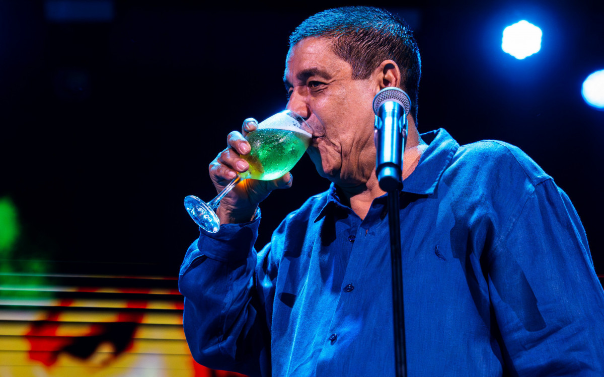Zeca Pagodinho bebe cervejinha durante show na Cidade do Samba