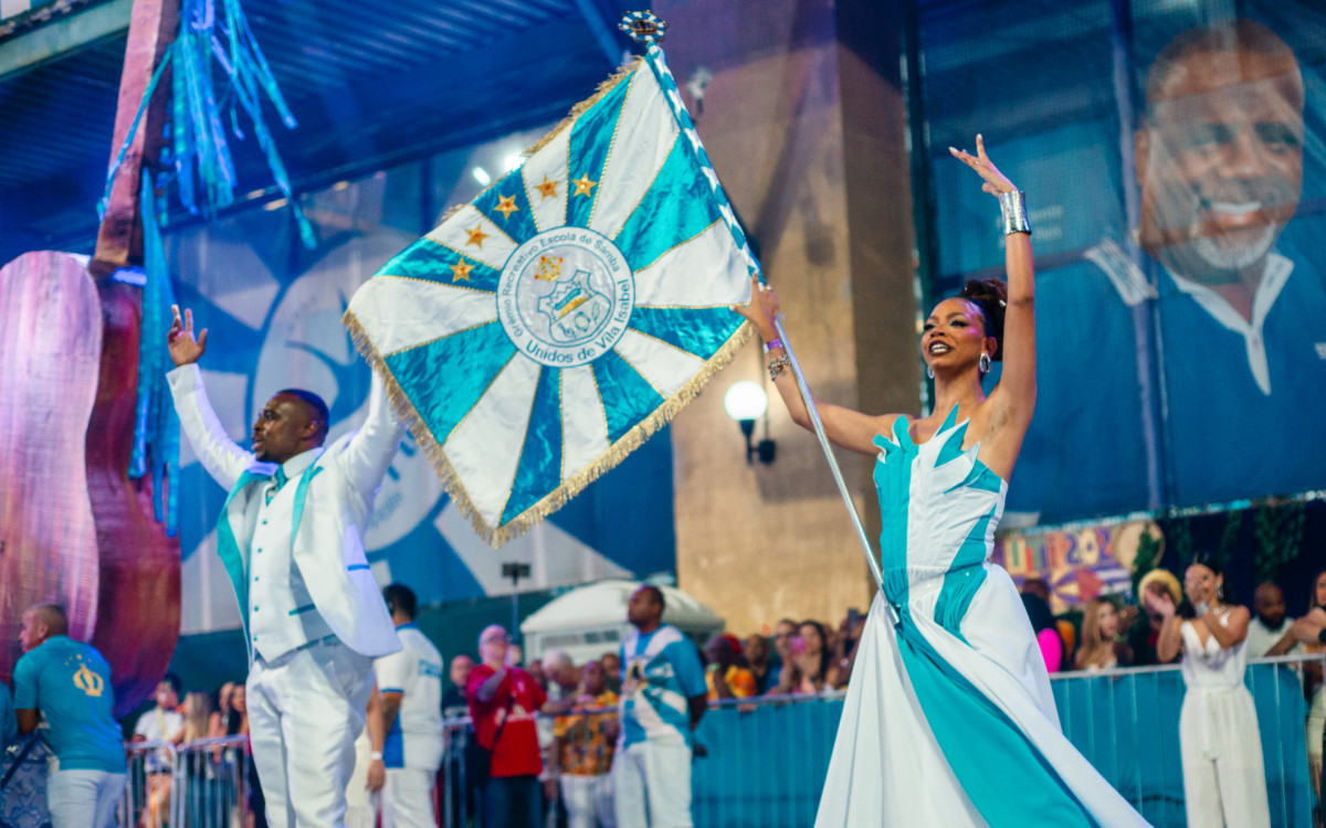 Porta-bandeira e mestre-sala da Vila Isabel na Cidade do Samba