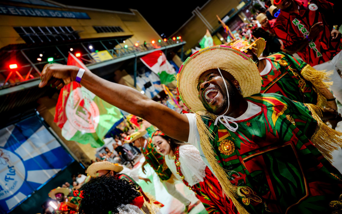 Grande Rio no mini desfile em celebração ao Dia Nacional do Samba