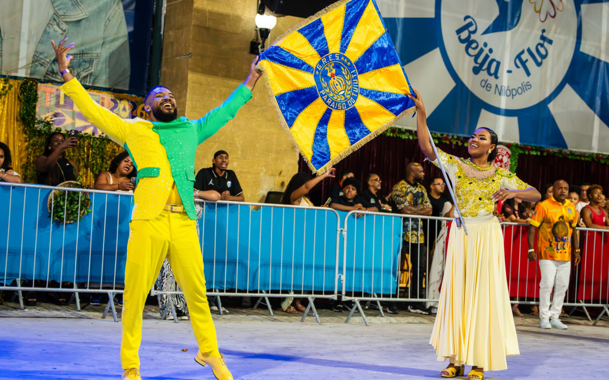 Primeiro casal de mestre-sala e porta-bandeira do Paraíso do Tuiuti, Vinicius Anteunes e Rebeca Tito