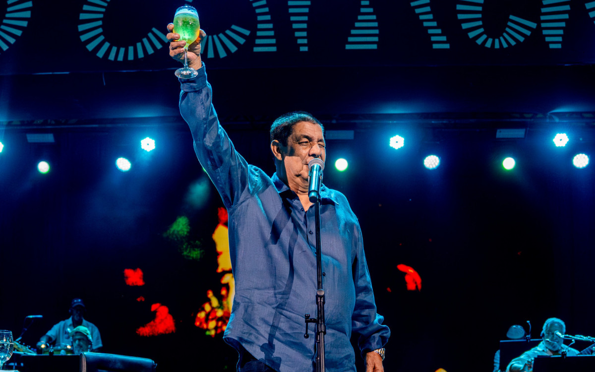 Zeca Pagodinho se apresenta no último dia dos mini desfiles do Grupo Especial