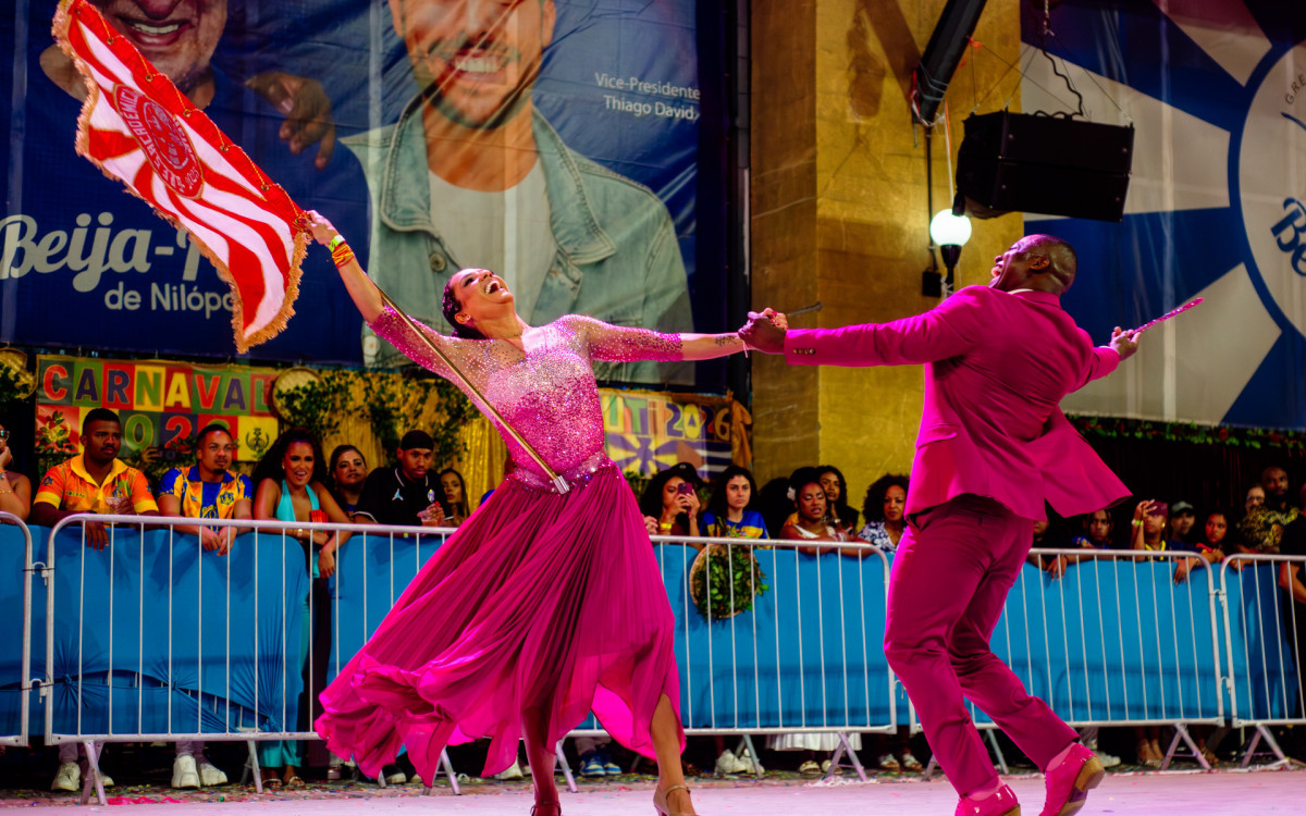 Salgueiro é o último a desfilar na celebração ao Dia Nacional do Samba