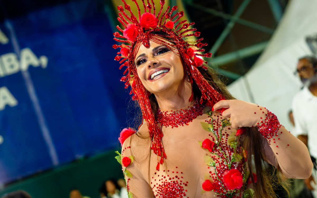 Rainha de bateria do Salgueiro, Viviane Araújo esbanja beleza em mini desfile