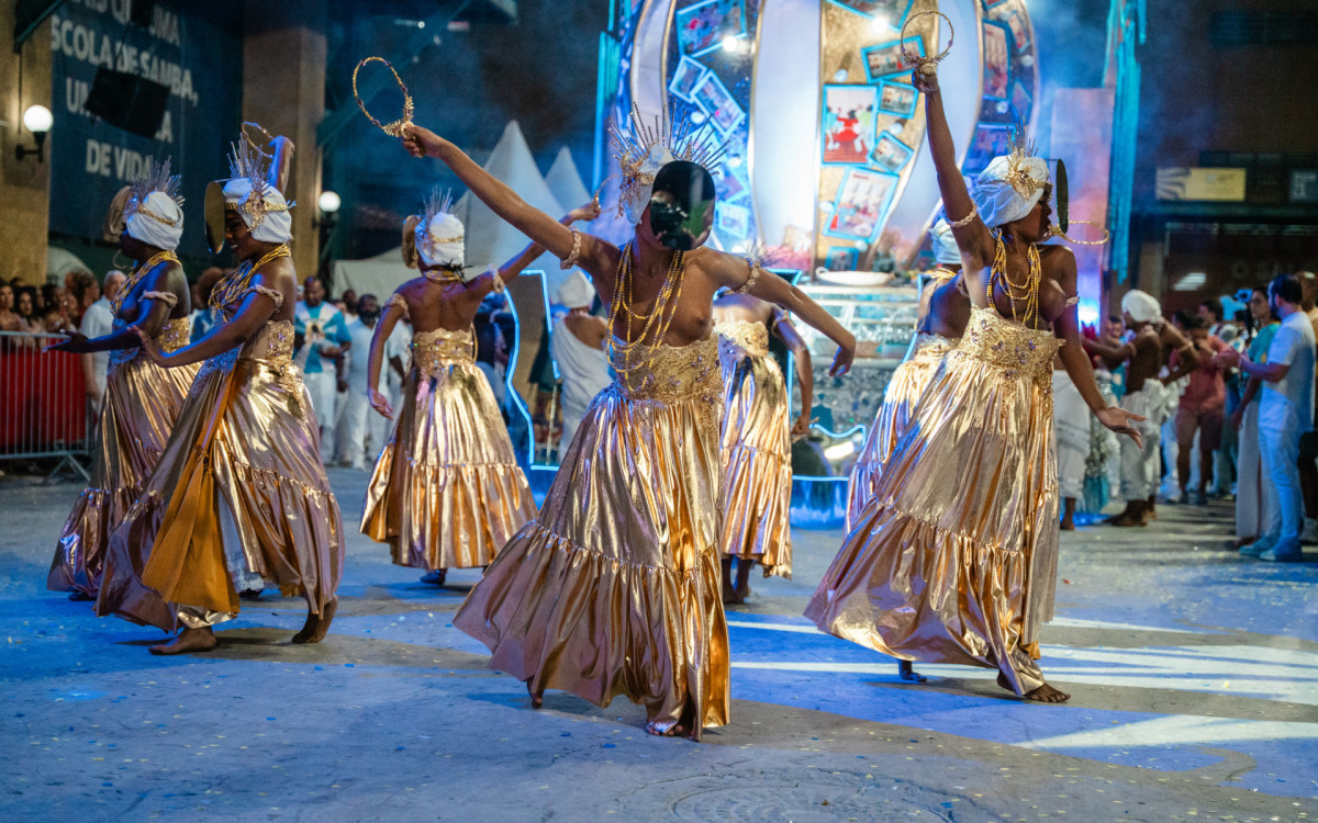 Vila Isabel desfila na Cidade do Samba