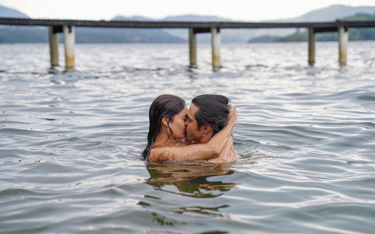 Gerluce e Paulinho namoram na praia - Globo/ Victor Antunes
