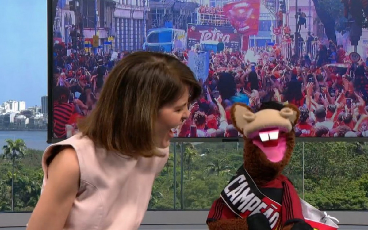 Mariana Gross recebe o cavalinho do Flamengo no 'RJTV' - Reprodução/Globo