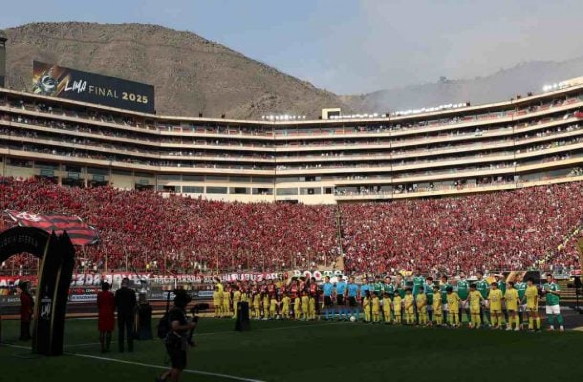 Repórter da Globo é &#8220;provocado&#8221; por jogador do Flamengo após título da Libertadores