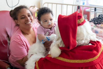 Crianças internadas no Hospital do Andaraí recebem visita de Papai Noel