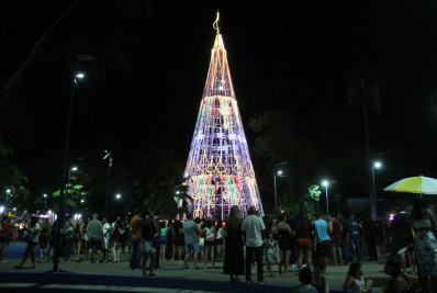 Cidade celebra inauguração da Árvore de Natal com grande público na Trindade