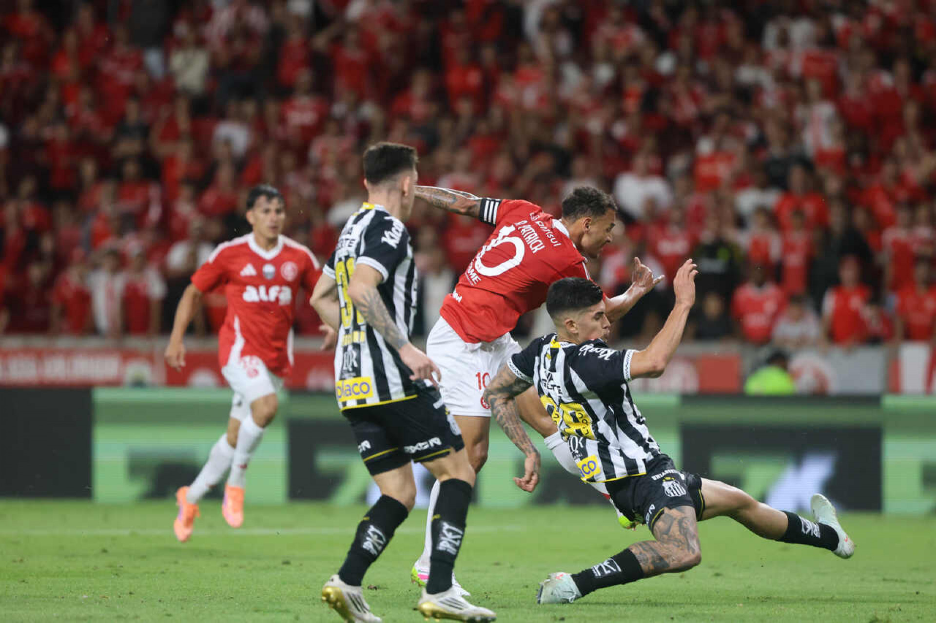 Santos reage no momento decisivo e empurra pressão para o Internacional