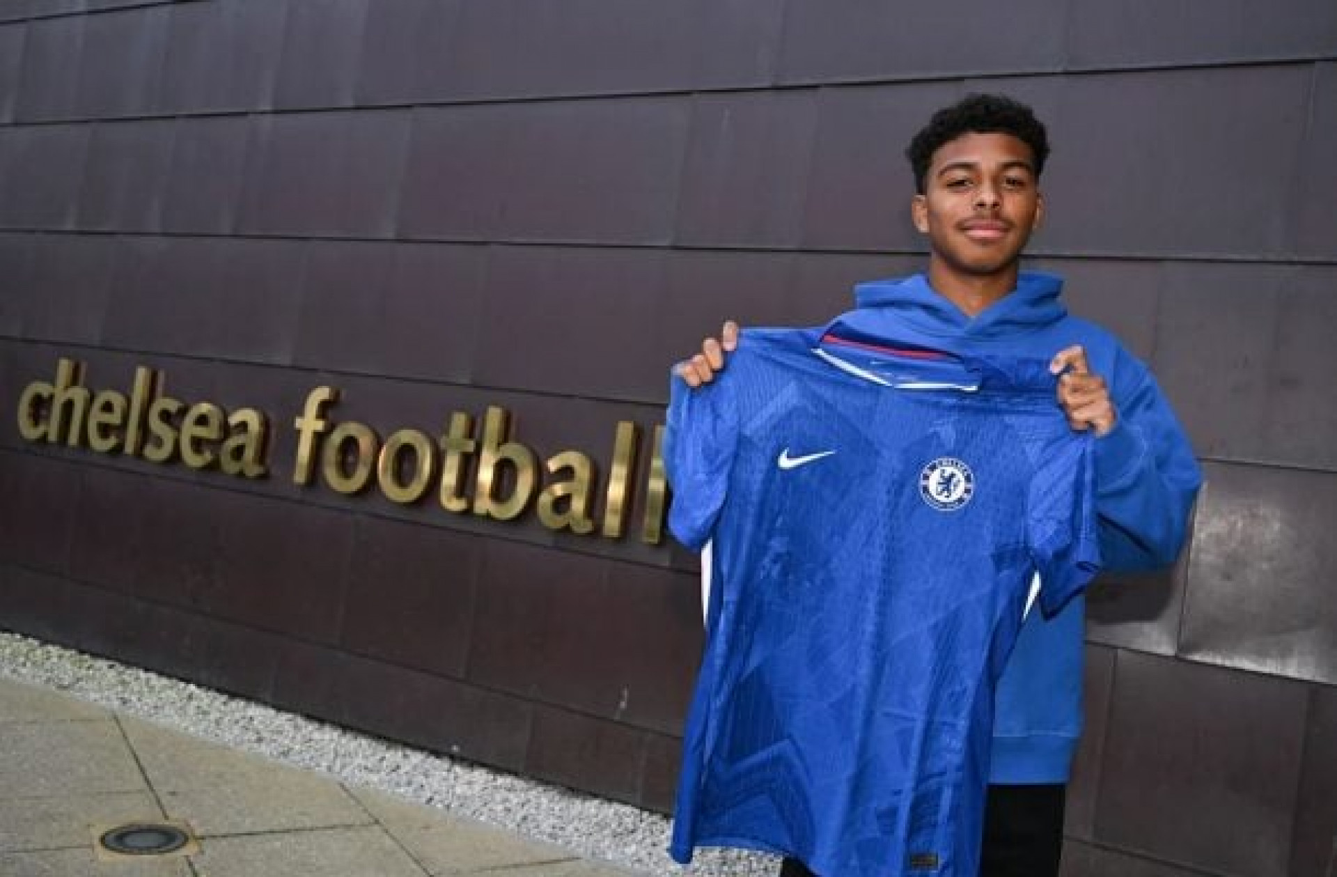 Filho de Thiago Silva assina primeiro contrato profissional com o Chelsea