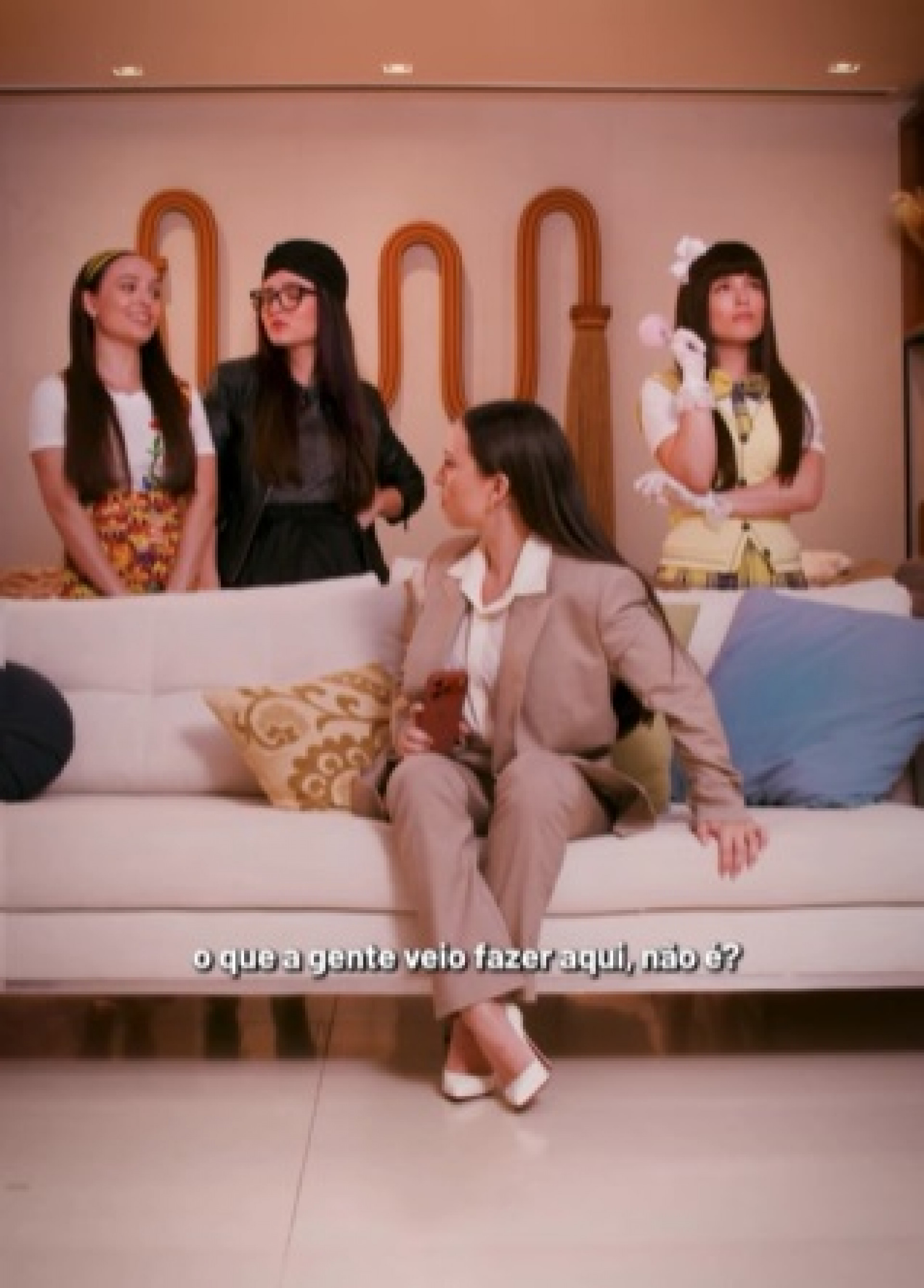 Larissa Manoela 'interagiu' com suas personagens em vídeo nas redes sociais  - Reprodução/Instagram