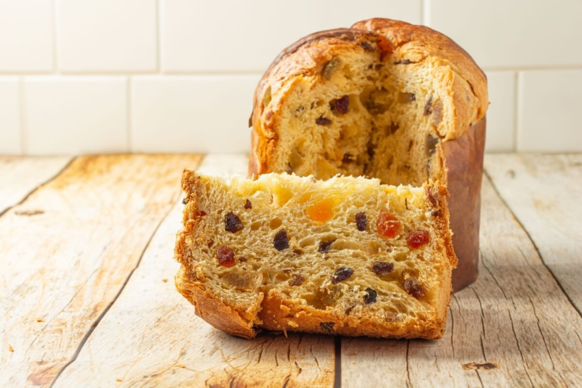 Panetone com frutas cristalizadas e uva-passa (Imagem: FeLopes | Shutterstock)