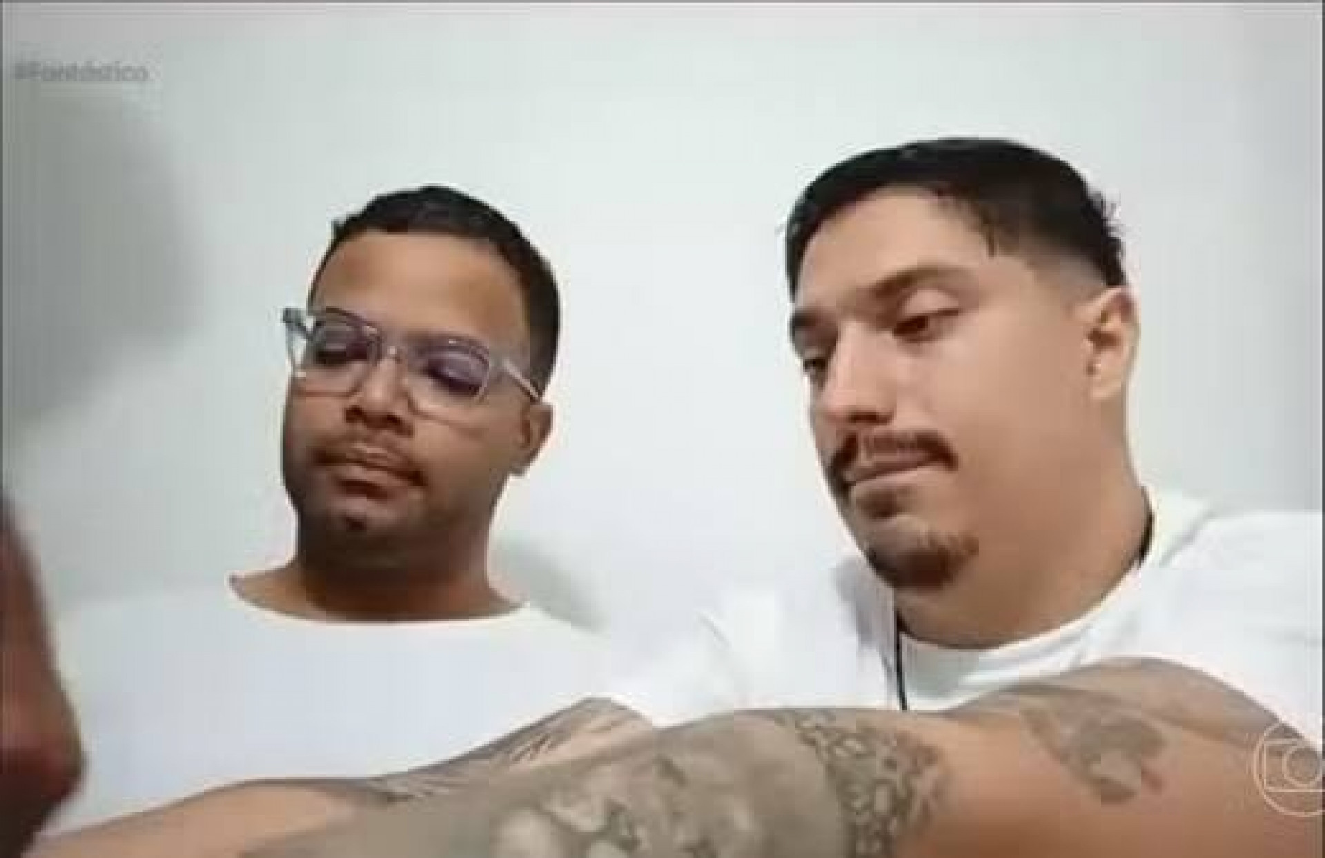 Hytalo Santos e o marido em audiências do processo por divulgação de conteúdo pornográfico com menores de idade -  Reprodução/TV Globo