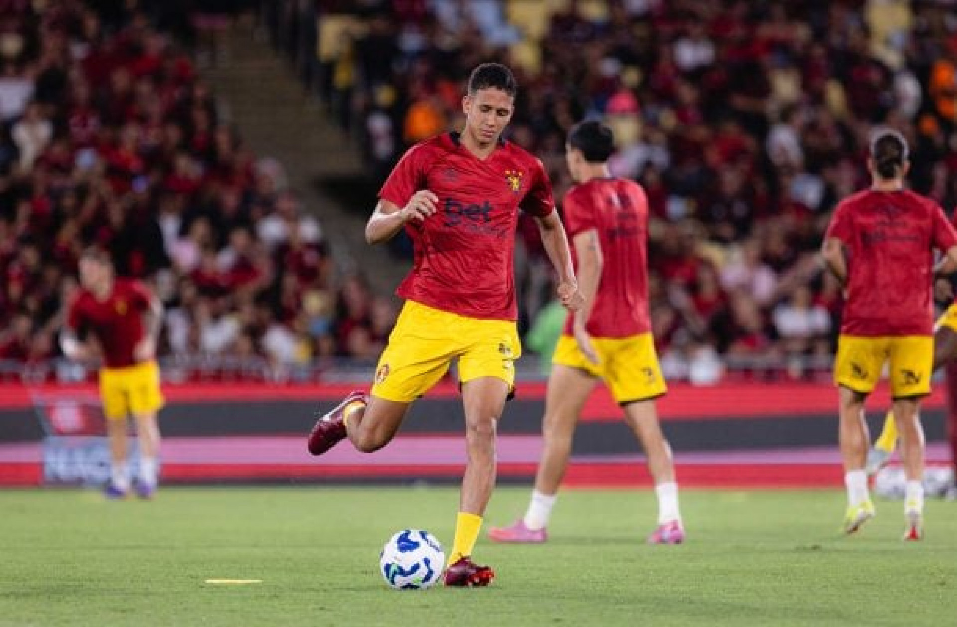 Botafogo pode emprestar jogadores ao Sport em negociação por Riquelme