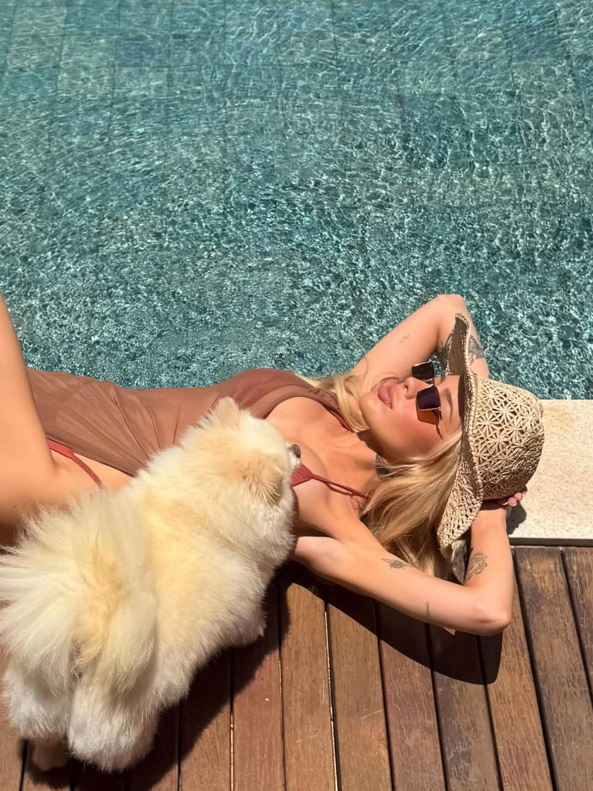 Karoline Lima renovou o bronzeado na piscina  - Reprodução/Instagram