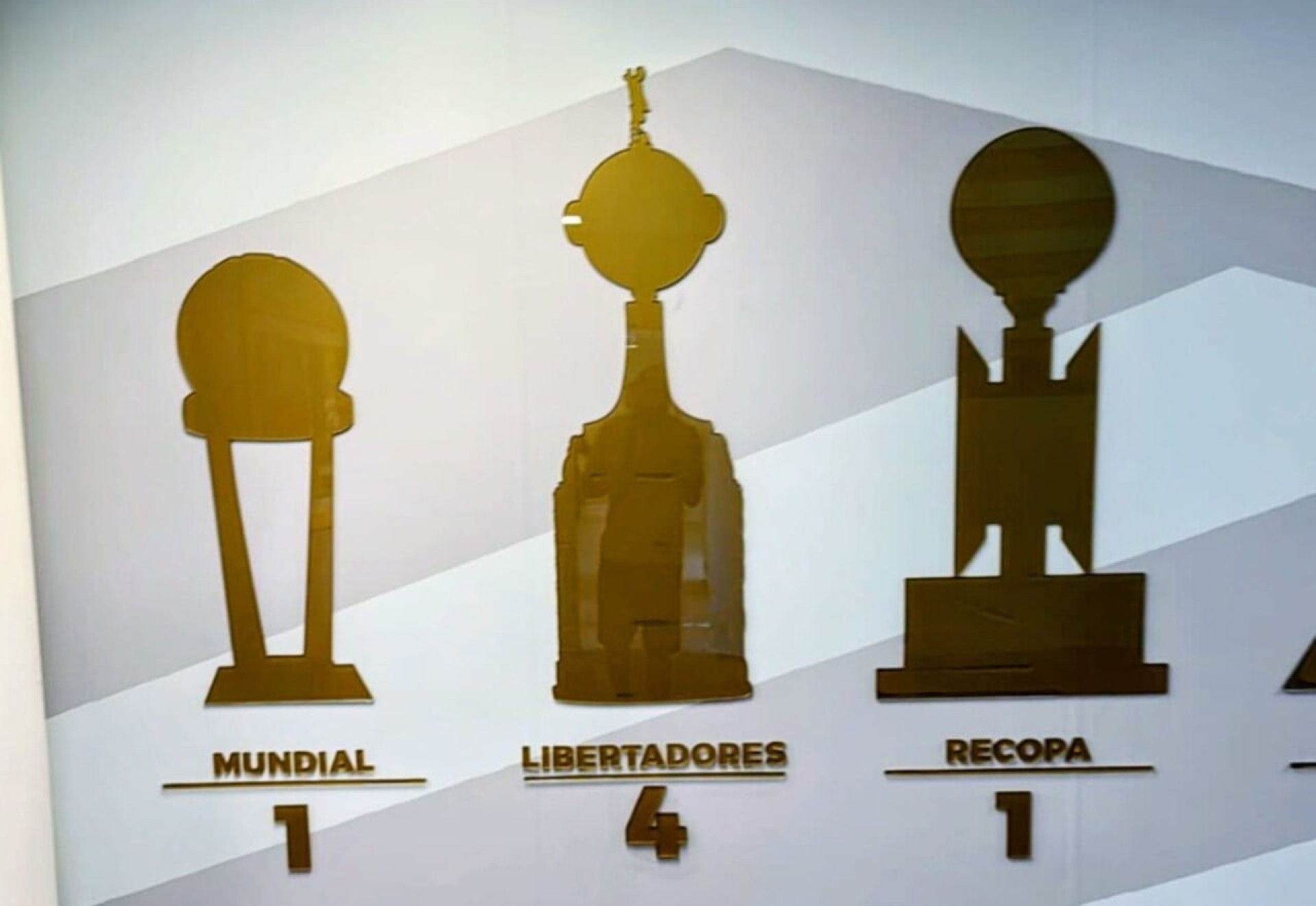 Flamengo atualiza painéis de títulos após tetra da Libertadores