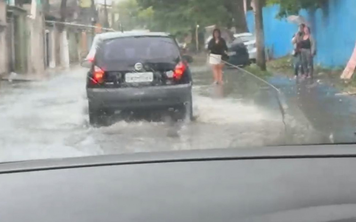 Bols&atilde;o d\'&aacute;gua na Rua Marechal Marciano, em Realengo