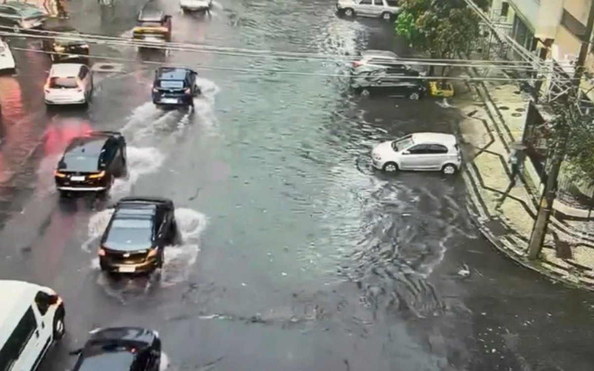 Bolsão d\'água na na Rua Haddock Lobo, na altura da Rua Engenheiro Adel
