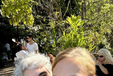 Atriz Heloisa Périssé posta foto com a namorada pela primeira vez