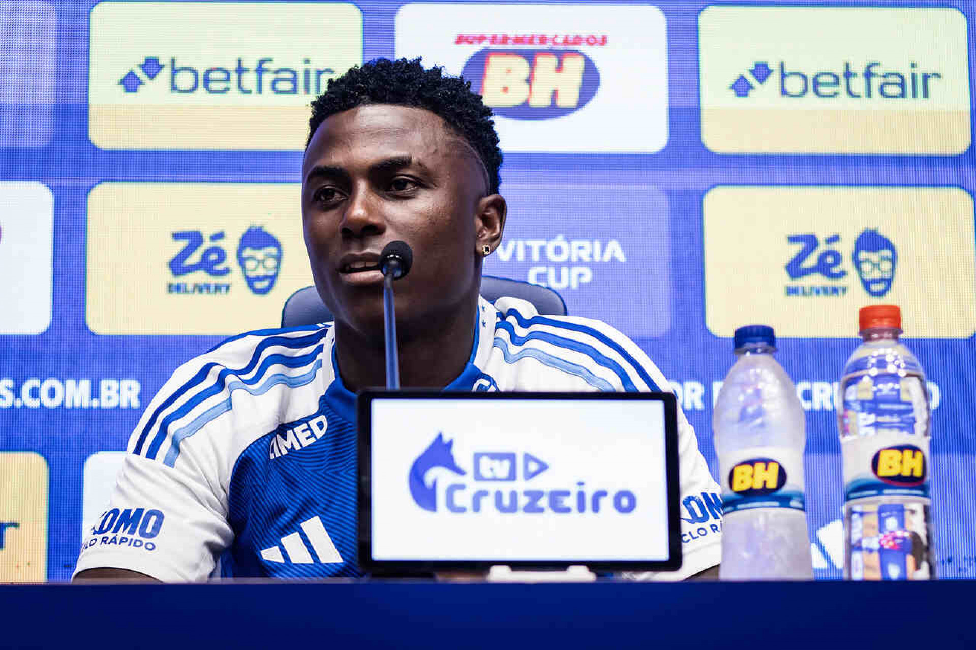 Néiser Villarreal é apresentado e explica escolha pelo Cruzeiro: &#8220;Gostei do projeto&#8221;