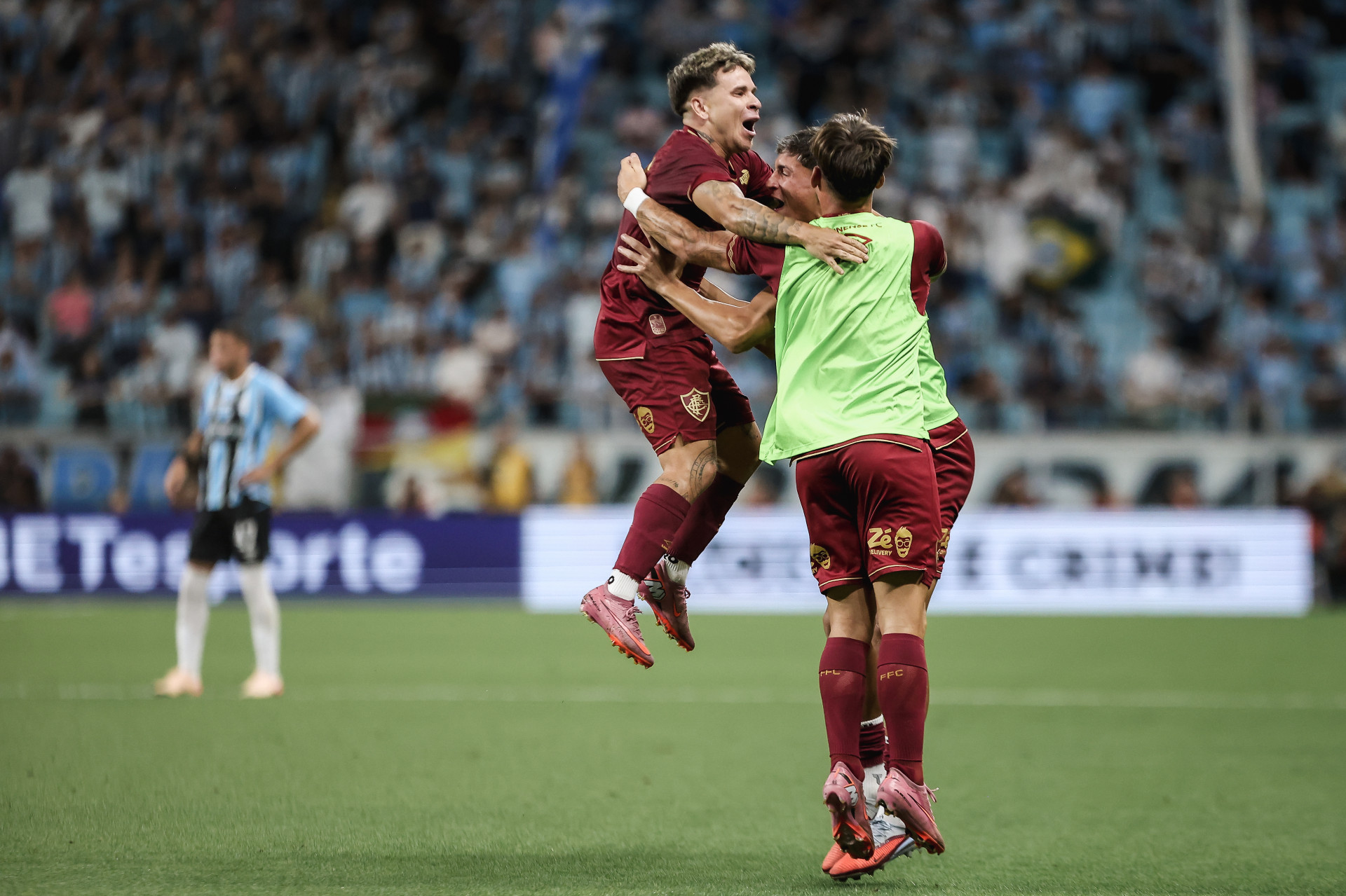 Soteldo marca pela primeira vez com a camisa do Fluminense e pula em direção aos companheiros que estavam no banco para comemorar - Lucas Merçon / Fluminense 