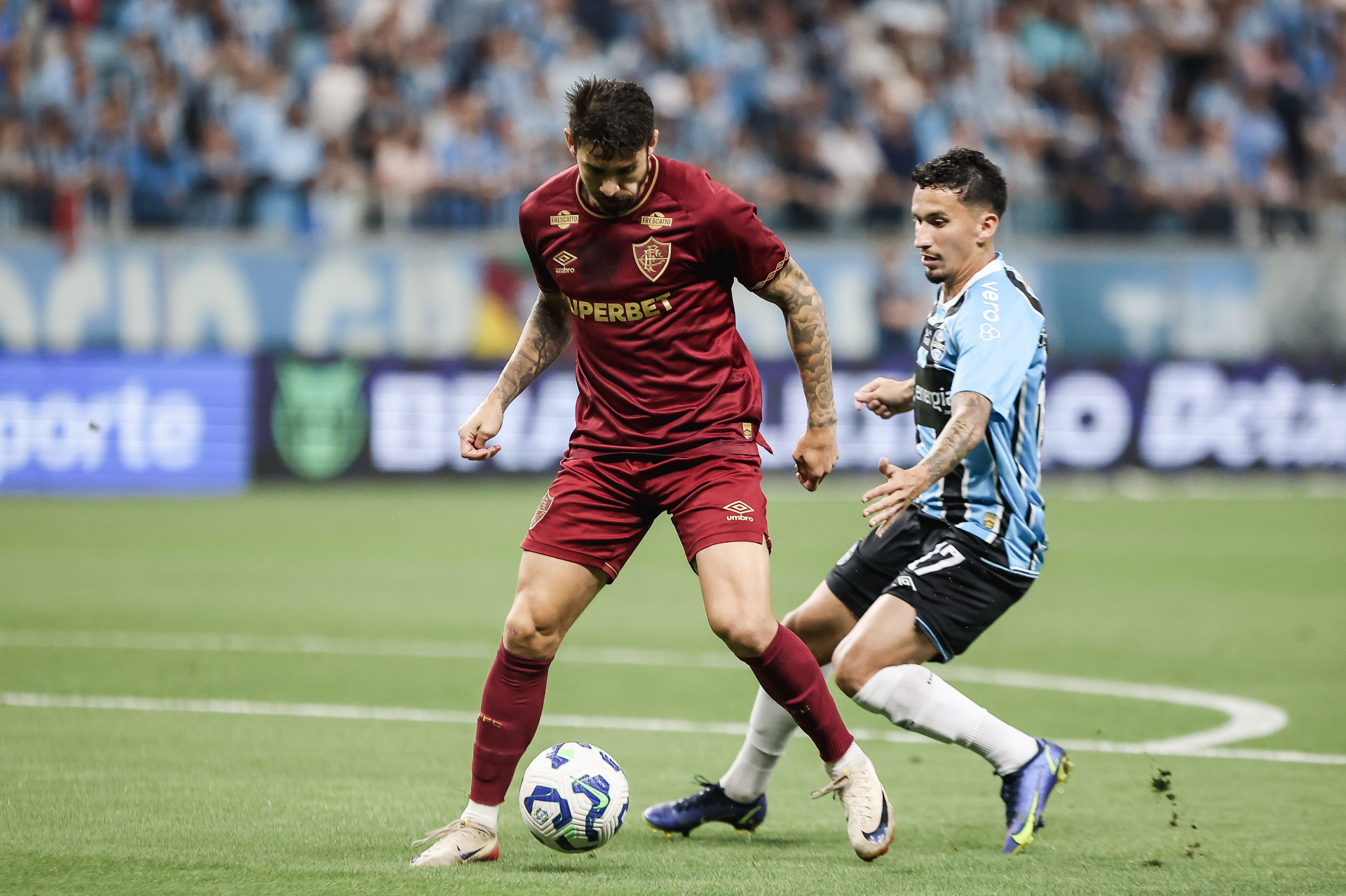 Porto Alegre RS, Brasil - 02/12/2025 - estádio Arena do Grêmio.   
Fluminense enfrenta o Grêmio esta noite na Arena do Grêmio pela 37ª rodada do Campeonato Brasileiro 2025.
FOTO: LUCAS MERÇON / FLUMINENSE F.C.

IMPORTANTE: Imagem destinada a uso institucional e divulgação, seu
uso comercial está vetado incondicionalmente por seu autor e o
Fluminense Football Club.É obrigatório mencionar o nome do autor ou
usar a imagem.
.
IMPORTANT: Image intended for institutional use and distribution.
Commercial use is prohibited unconditionally by its author and
Fluminense Football Club. It is mandatory to mention the name of the
author or use the image.
.
IMPORTANTE: Imágen para uso solamente institucional y distribuición. El
uso comercial es prohibido por su autor y por el Fluminense FootballClub. 
És mandatório mencionar el nombre del autor ao usar el imágen. - Lucas Merçon/Fluminense