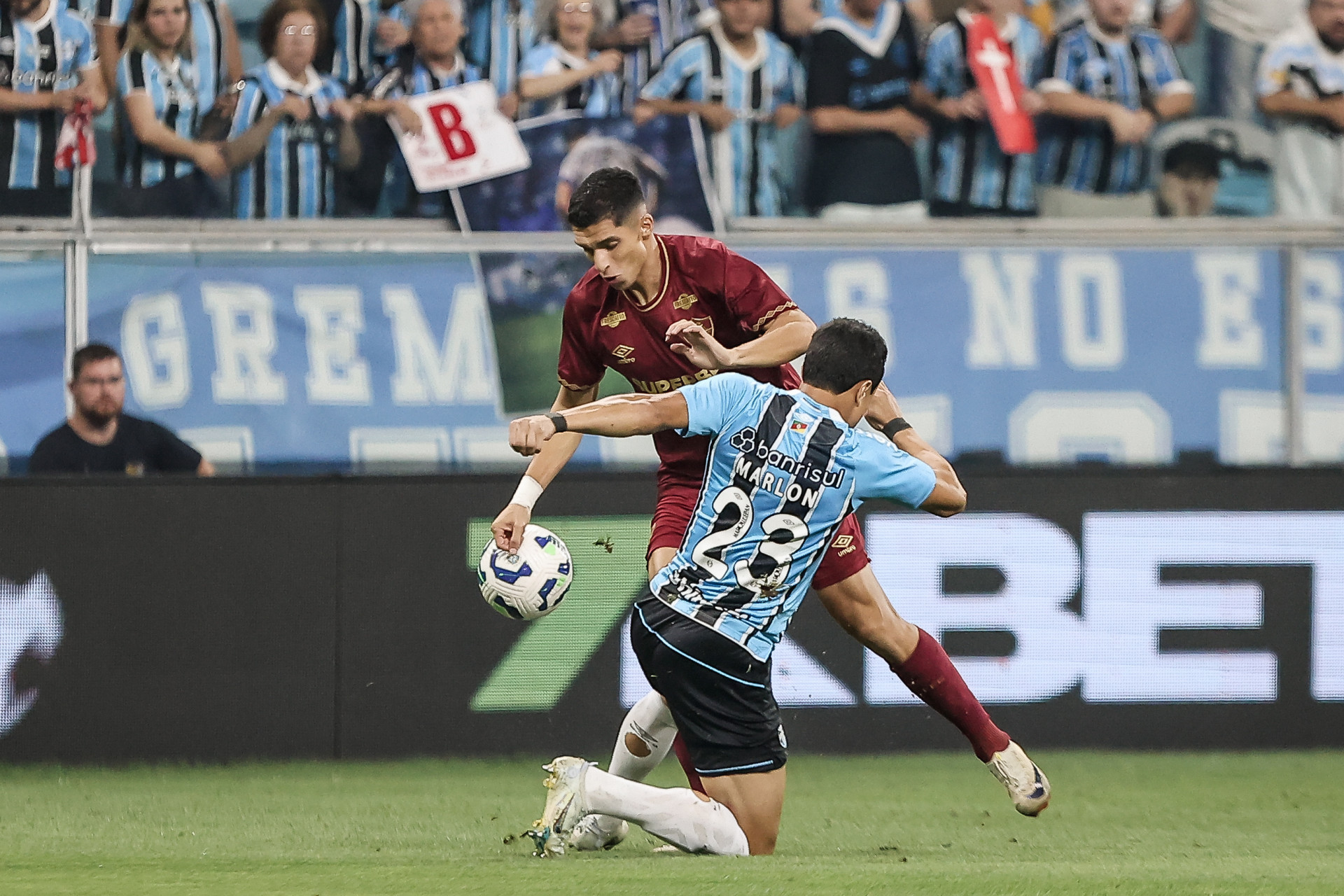 Porto Alegre RS, Brasil - 02/12/2025 - estádio Arena do Grêmio.   
Fluminense enfrenta o Grêmio esta noite na Arena do Grêmio pela 37ª rodada do Campeonato Brasileiro 2025.
FOTO: LUCAS MERÇON / FLUMINENSE F.C.

IMPORTANTE: Imagem destinada a uso institucional e divulgação, seu
uso comercial está vetado incondicionalmente por seu autor e o
Fluminense Football Club.É obrigatório mencionar o nome do autor ou
usar a imagem.
.
IMPORTANT: Image intended for institutional use and distribution.
Commercial use is prohibited unconditionally by its author and
Fluminense Football Club. It is mandatory to mention the name of the
author or use the image.
.
IMPORTANTE: Imágen para uso solamente institucional y distribuición. El
uso comercial es prohibido por su autor y por el Fluminense FootballClub. 
És mandatório mencionar el nombre del autor ao usar el imágen. - Lucas Merçon/Fluminense