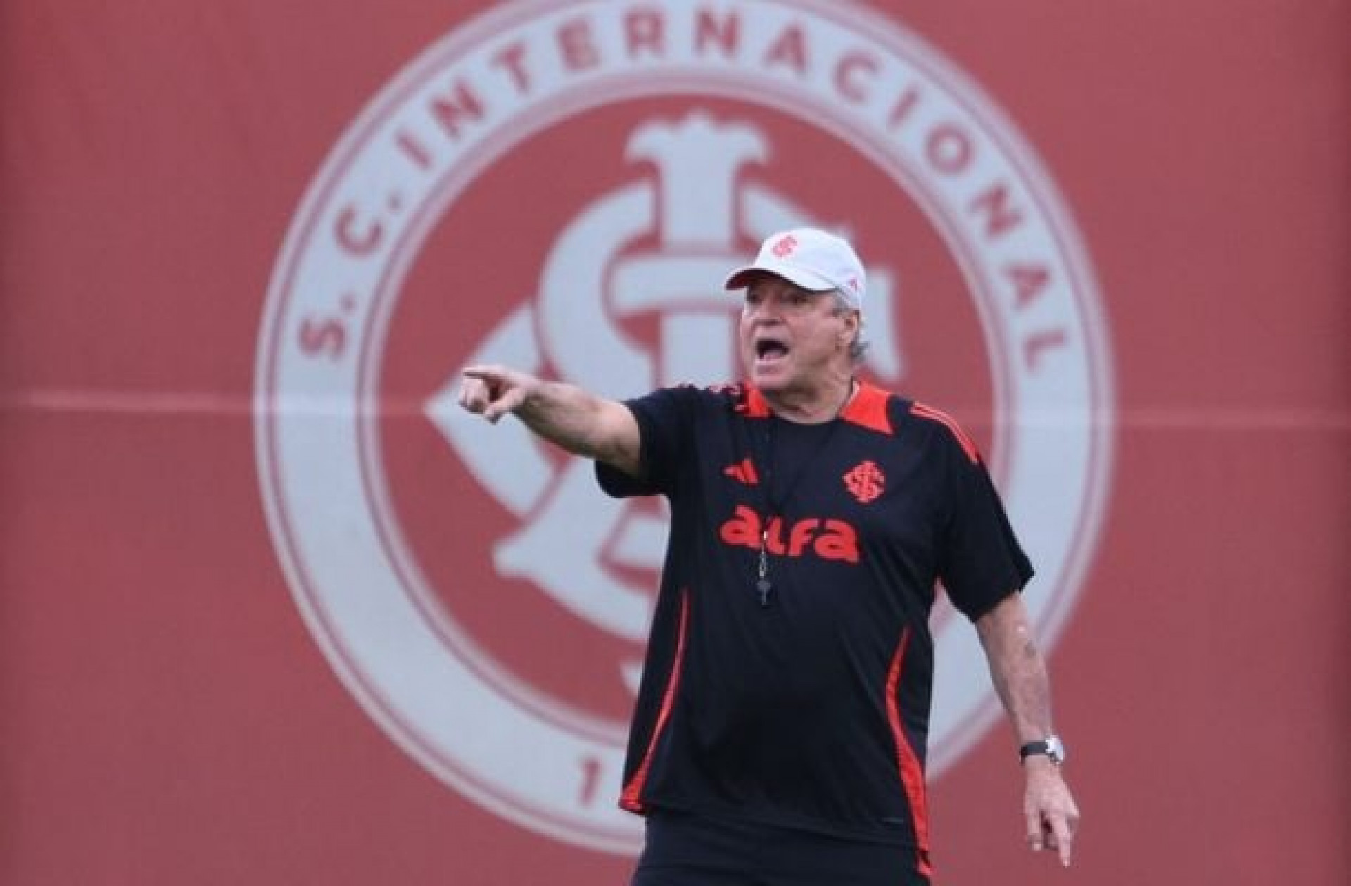 Organização LGBT entra com ação no STJD contra Abel Braga e Internacional