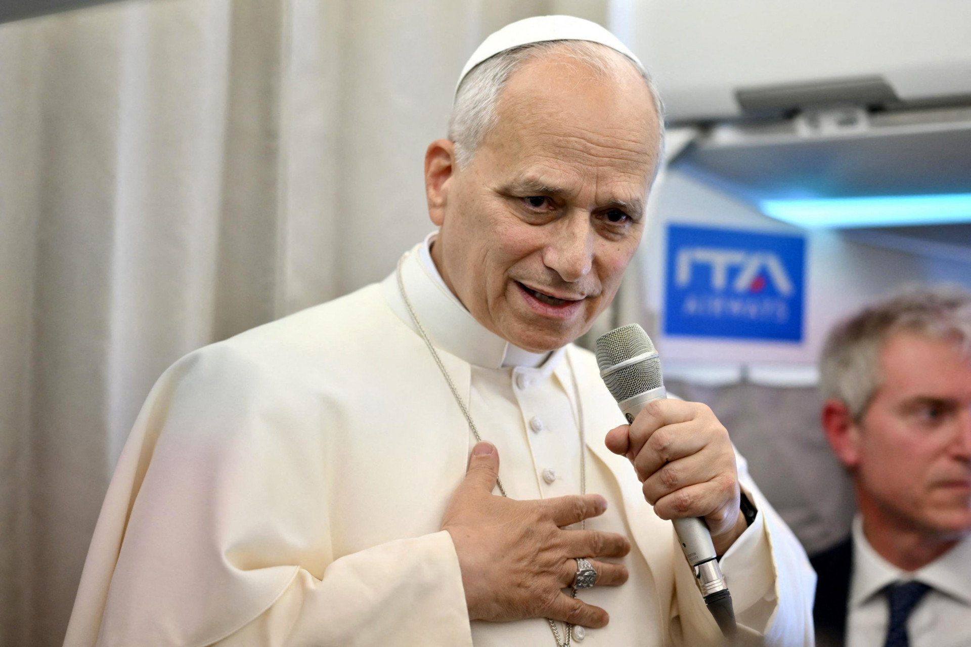 Atendente de banco 'desliga na cara' de papa Leão XIV