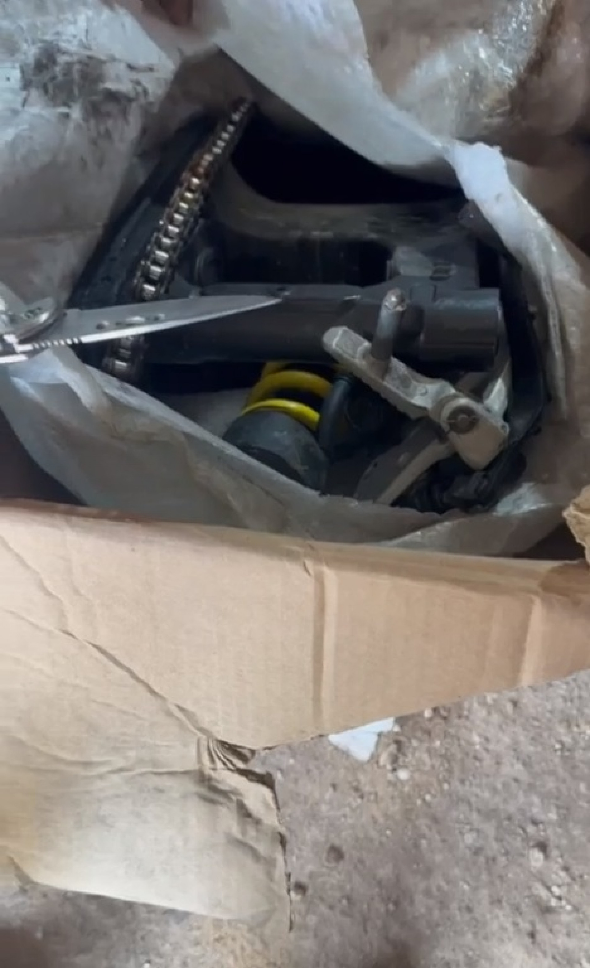 Além das 50 motos recuperadas, os policiais também localizaram peças embaladas para comercialização - Reprodução