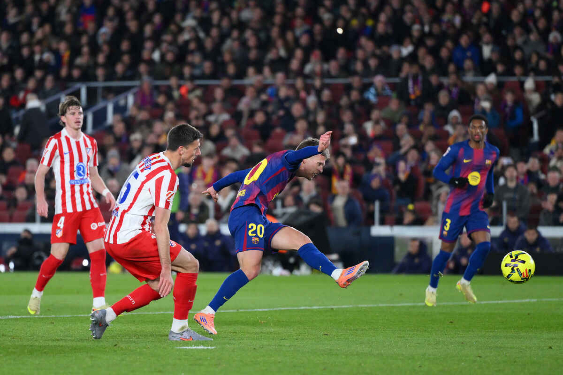 Barcelona vira sobre Atlético com gol de Raphinha e garante liderança do Espanhol